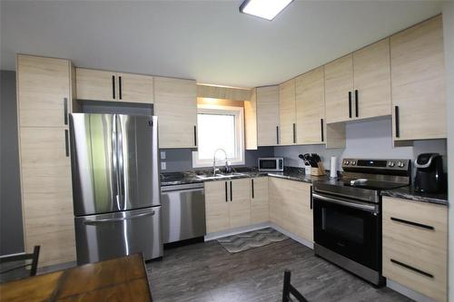 83 7Th Street E, The Pas, MB - Indoor Photo Showing Kitchen