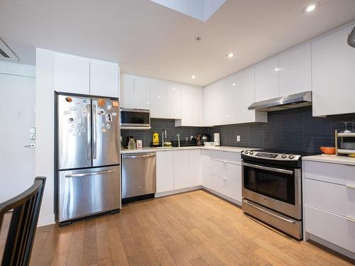 Cuisine - 305-1181 Rue Bishop, Montréal (Ville-Marie), QC - Indoor Photo Showing Kitchen With Upgraded Kitchen