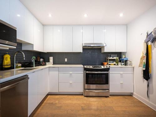 Cuisine - 305-1181 Rue Bishop, Montréal (Ville-Marie), QC - Indoor Photo Showing Kitchen With Upgraded Kitchen