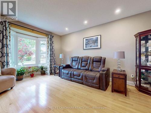 106 Green Pointe Drive, Welland, ON - Indoor Photo Showing Living Room