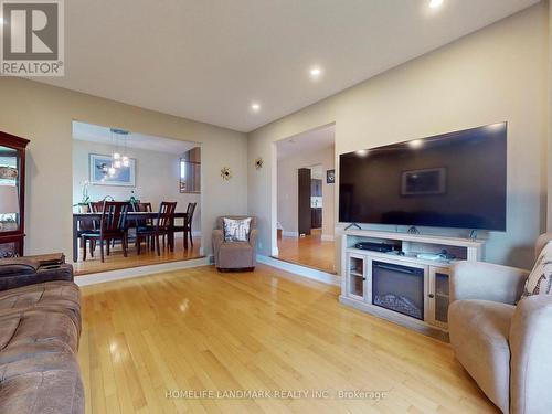 106 Green Pointe Drive, Welland, ON - Indoor Photo Showing Living Room