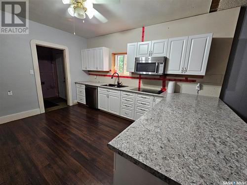 235 3Rd Avenue Ne, Swift Current, SK - Indoor Photo Showing Kitchen