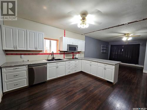 235 3Rd Avenue Ne, Swift Current, SK - Indoor Photo Showing Kitchen With Double Sink