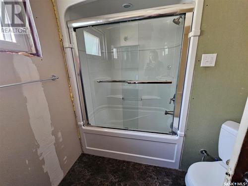 235 3Rd Avenue Ne, Swift Current, SK - Indoor Photo Showing Bathroom