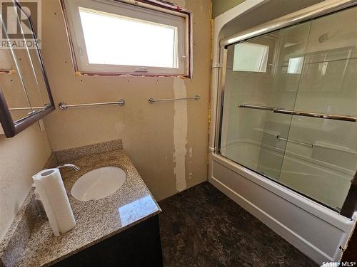 235 3Rd Avenue Ne, Swift Current, SK - Indoor Photo Showing Bathroom