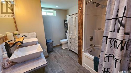 309 9Th Avenue Nw, Swift Current, SK - Indoor Photo Showing Bathroom