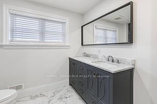 100 Harrison Ave, Aurora, ON - Indoor Photo Showing Bathroom
