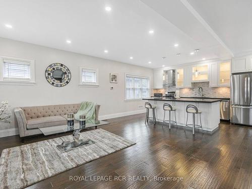 100 Harrison Ave, Aurora, ON - Indoor Photo Showing Kitchen With Upgraded Kitchen