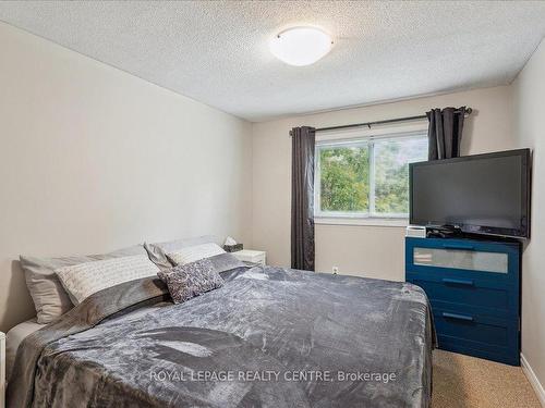 2471 Ploughshare Crt, Mississauga, ON - Indoor Photo Showing Bedroom