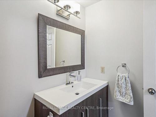 2471 Ploughshare Crt, Mississauga, ON - Indoor Photo Showing Bathroom