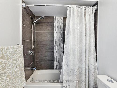 2471 Ploughshare Crt, Mississauga, ON - Indoor Photo Showing Bathroom