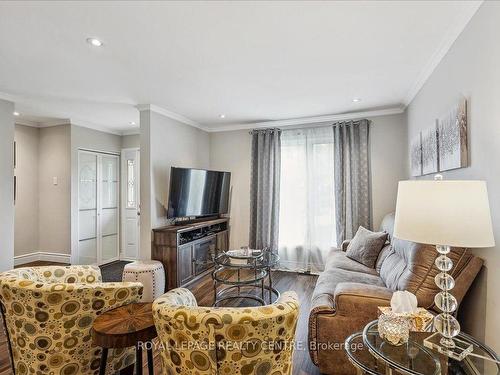 2471 Ploughshare Crt, Mississauga, ON - Indoor Photo Showing Living Room