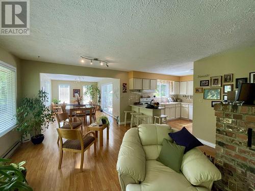 6472 Ewen Road, 100 Mile House, BC - Indoor Photo Showing Living Room