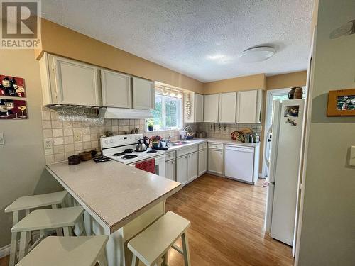 6472 Ewen Road, 100 Mile House, BC - Indoor Photo Showing Kitchen With Double Sink