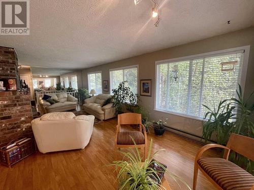 6472 Ewen Road, 100 Mile House, BC - Indoor Photo Showing Living Room