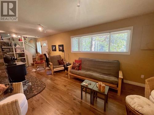 6472 Ewen Road, 100 Mile House, BC - Indoor Photo Showing Living Room