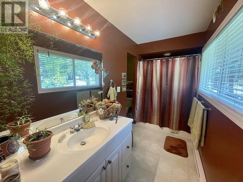 6472 Ewen Road, 100 Mile House, BC - Indoor Photo Showing Bathroom