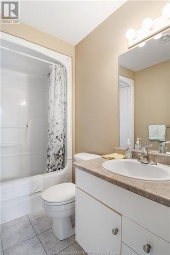 142-144 Lonsdale Dr, Moncton, NB - Indoor Photo Showing Bathroom