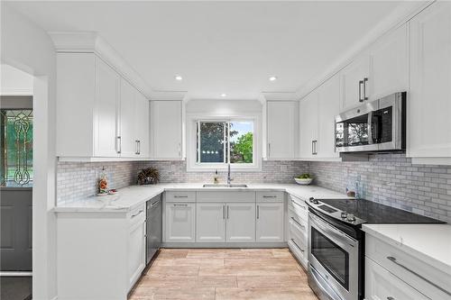 24 Cumberland Street, Brantford, ON - Indoor Photo Showing Kitchen With Upgraded Kitchen