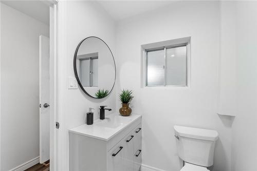 24 Cumberland Street, Brantford, ON - Indoor Photo Showing Bathroom