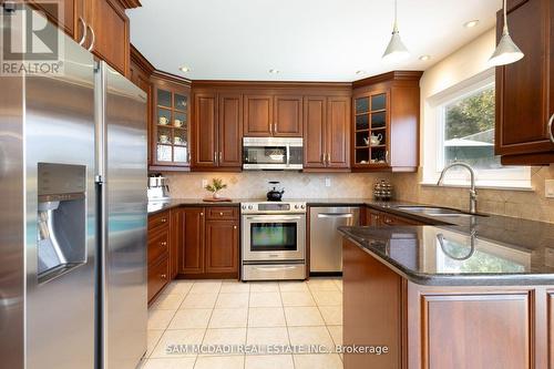 1467 Flaminia Court, Mississauga, ON - Indoor Photo Showing Kitchen With Stainless Steel Kitchen With Upgraded Kitchen