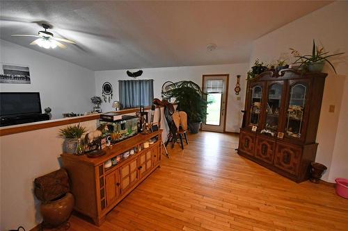 Rivers, Manitoba - Indoor Photo Showing Other Room