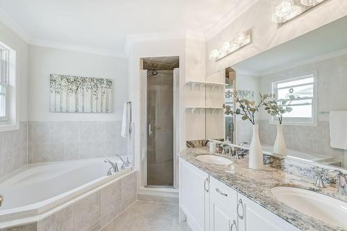 150 Jacqueline Boulevard, Hamilton, ON - Indoor Photo Showing Bathroom