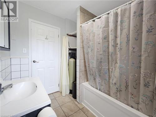 27 Hemlock Road, Oliphant, ON - Indoor Photo Showing Bathroom