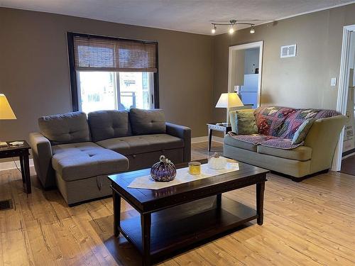 13 Drake Street, Marathon, ON - Indoor Photo Showing Living Room