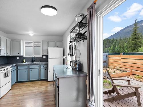 1856 Corbin Place, Revelstoke, BC - Indoor Photo Showing Kitchen