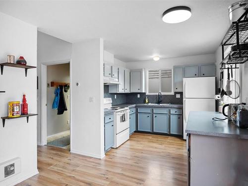 1856 Corbin Place, Revelstoke, BC - Indoor Photo Showing Kitchen With Double Sink