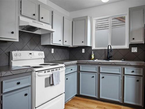 1856 Corbin Place, Revelstoke, BC - Indoor Photo Showing Kitchen