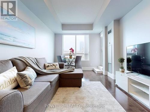 424 - 39 Upper Duke Crescent, Markham, ON - Indoor Photo Showing Living Room