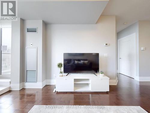 424 - 39 Upper Duke Crescent, Markham, ON - Indoor Photo Showing Living Room