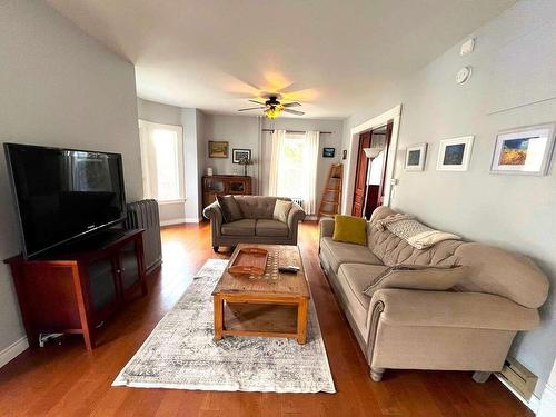 95 High Street, Nelson, BC - Indoor Photo Showing Living Room