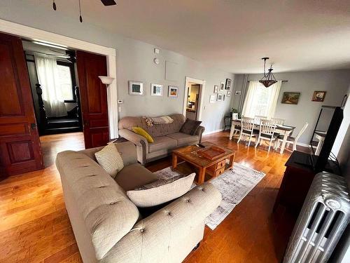 95 High Street, Nelson, BC - Indoor Photo Showing Living Room