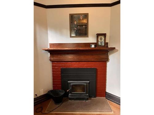 95 High Street, Nelson, BC - Indoor Photo Showing Living Room With Fireplace