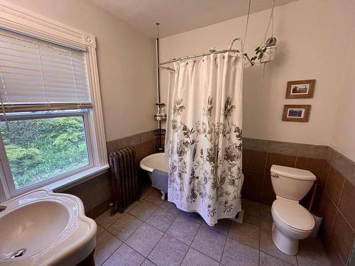 95 High Street, Nelson, BC - Indoor Photo Showing Bathroom