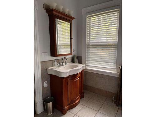 95 High Street, Nelson, BC - Indoor Photo Showing Bathroom