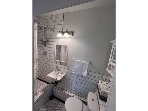 95 High Street, Nelson, BC - Indoor Photo Showing Bathroom