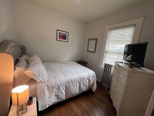 95 High Street, Nelson, BC - Indoor Photo Showing Bedroom