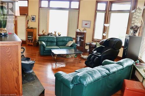 1050 Hwy 17 E, North Bay, ON - Indoor Photo Showing Living Room