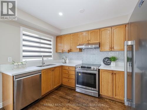 118 Native Landing Crescent S, Brampton, ON - Indoor Photo Showing Kitchen With Double Sink