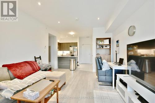 608 - 299 Cundles Road E, Barrie (Alliance), ON - Indoor Photo Showing Living Room