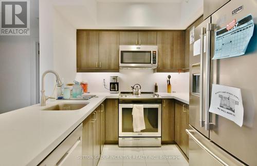 608 - 299 Cundles Road E, Barrie (Alliance), ON - Indoor Photo Showing Kitchen With Upgraded Kitchen