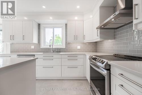 3224 Wentworth Street, Burlington, ON - Indoor Photo Showing Kitchen With Upgraded Kitchen