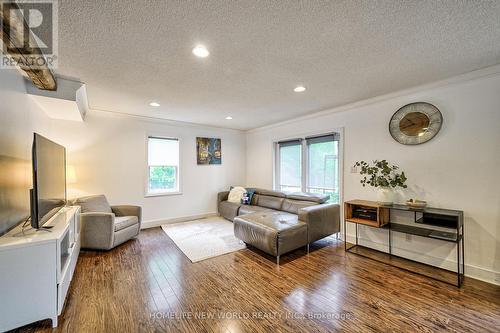 1305 Mineola Gardens, Mississauga, ON - Indoor Photo Showing Living Room