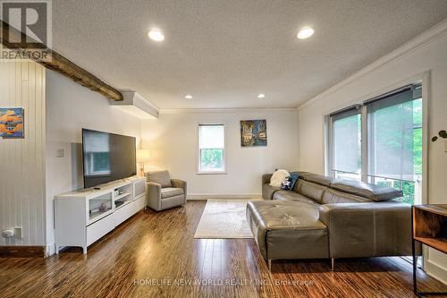 1305 Mineola Gardens, Mississauga, ON - Indoor Photo Showing Living Room