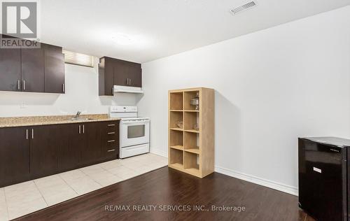 38 Impulse Circle S, Brampton (Credit Valley), ON - Indoor Photo Showing Kitchen