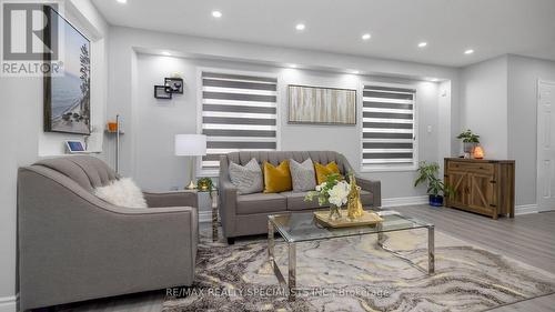 48 Ridgefield Court, Brampton, ON - Indoor Photo Showing Living Room